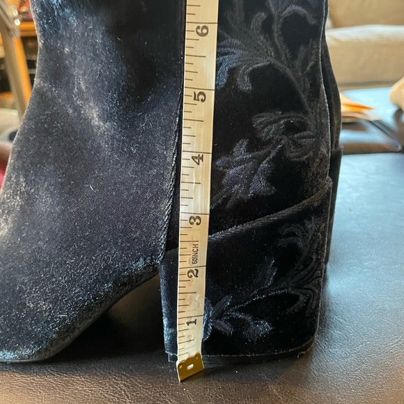 Kenneth Cole velvet heeled boot size 9 - Picture 4 of 9